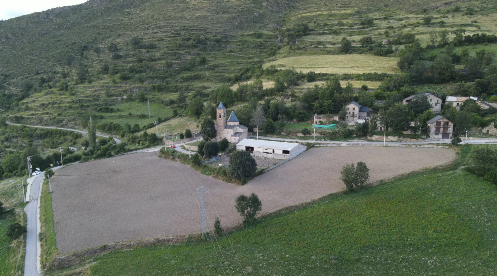 L'església de Sant Martí, entre la Vila d'Avall i la Vila d'Amunt. Fotografia de dron, 4 d'agost de 2023.